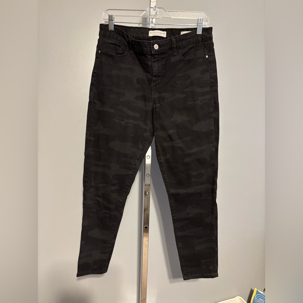 Social Standard by Sanctuary Black Camo jeans size 10 ankle skinny